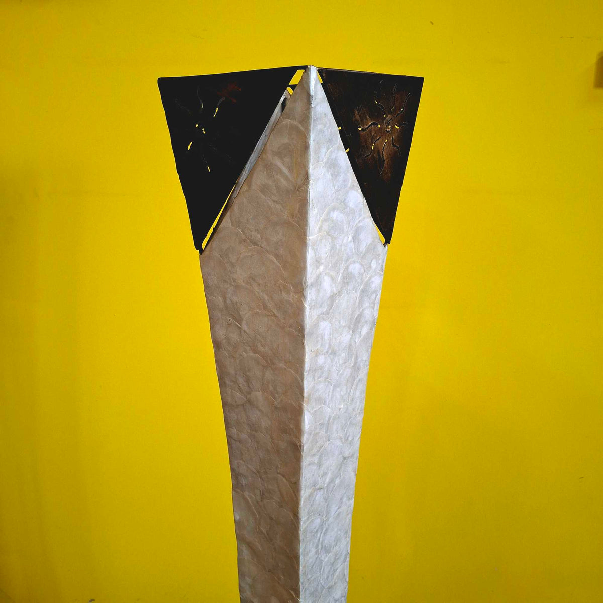 Piantana in madre perla lampada etnica da terra