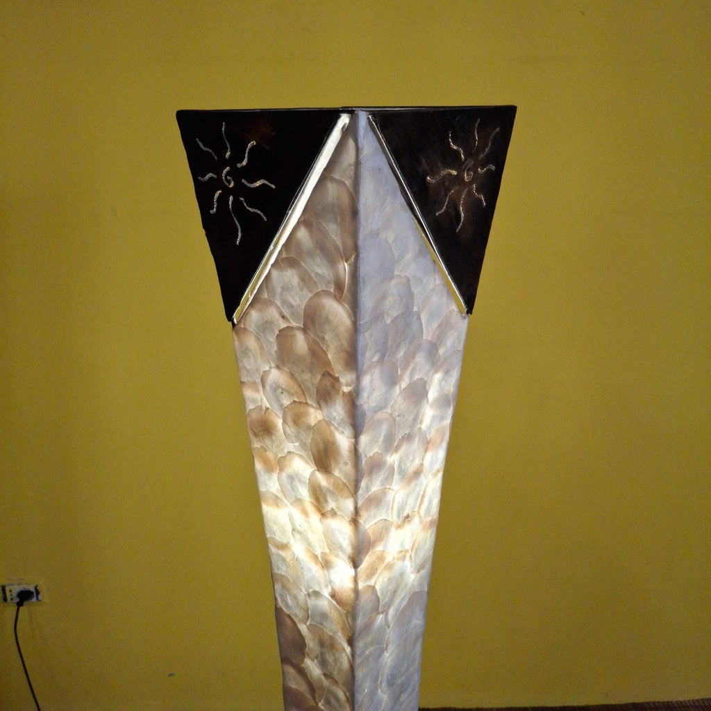 Piantana in madre perla lampada etnica da terra