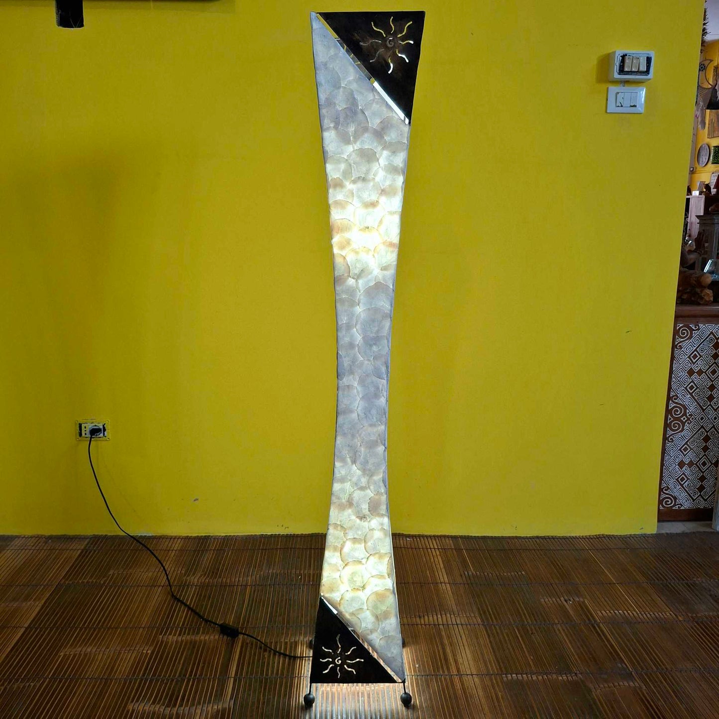 Piantana in madre perla lampada etnica da terra