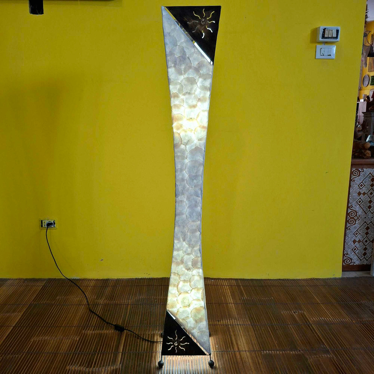 Piantana in madre perla lampada etnica da terra