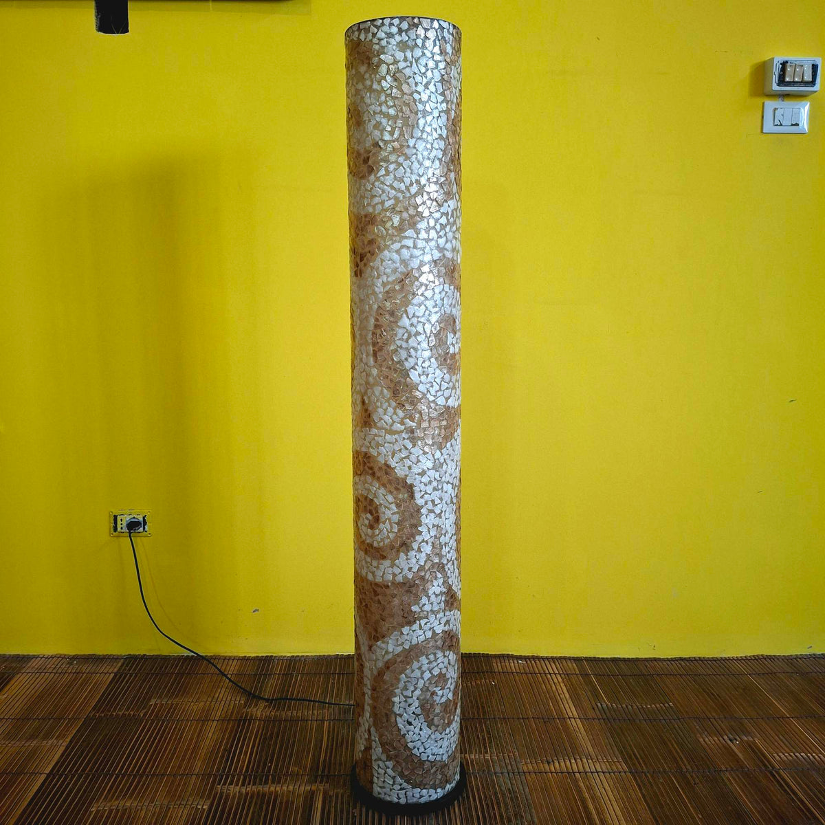 Ethische Stehlampe aus Perlmutt
