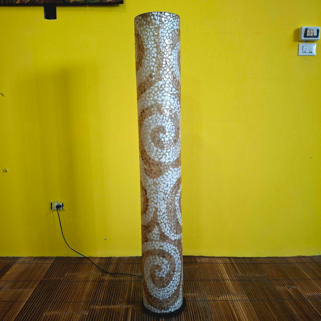 Ethische Stehlampe aus Perlmutt