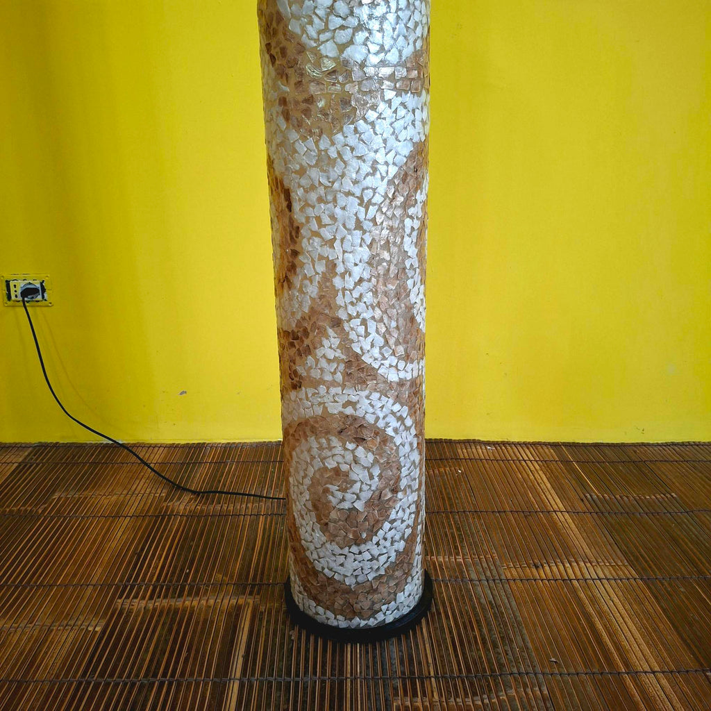 Ethische Stehlampe aus Perlmutt