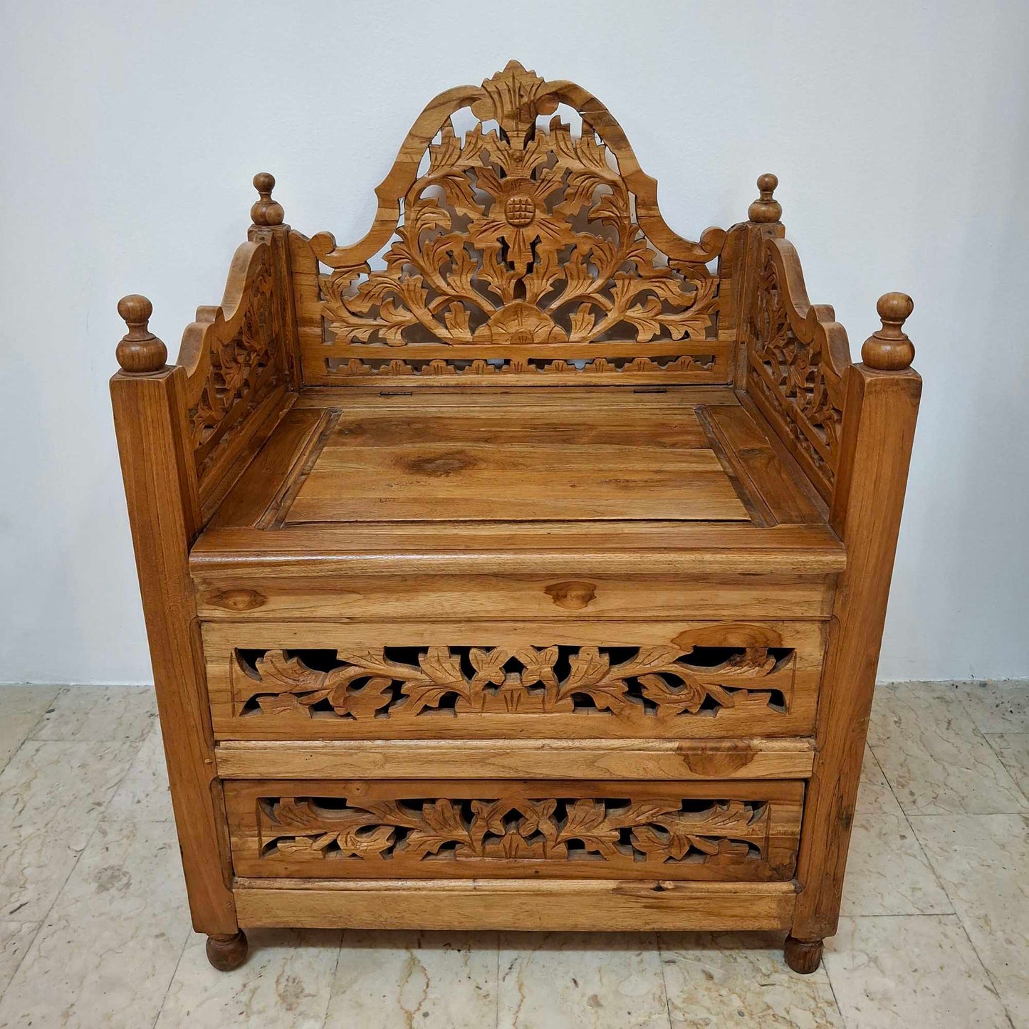 Fauteuil ethnique sculpté en bois de teck