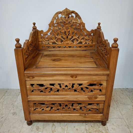 Fauteuil ethnique sculpté en bois de teck