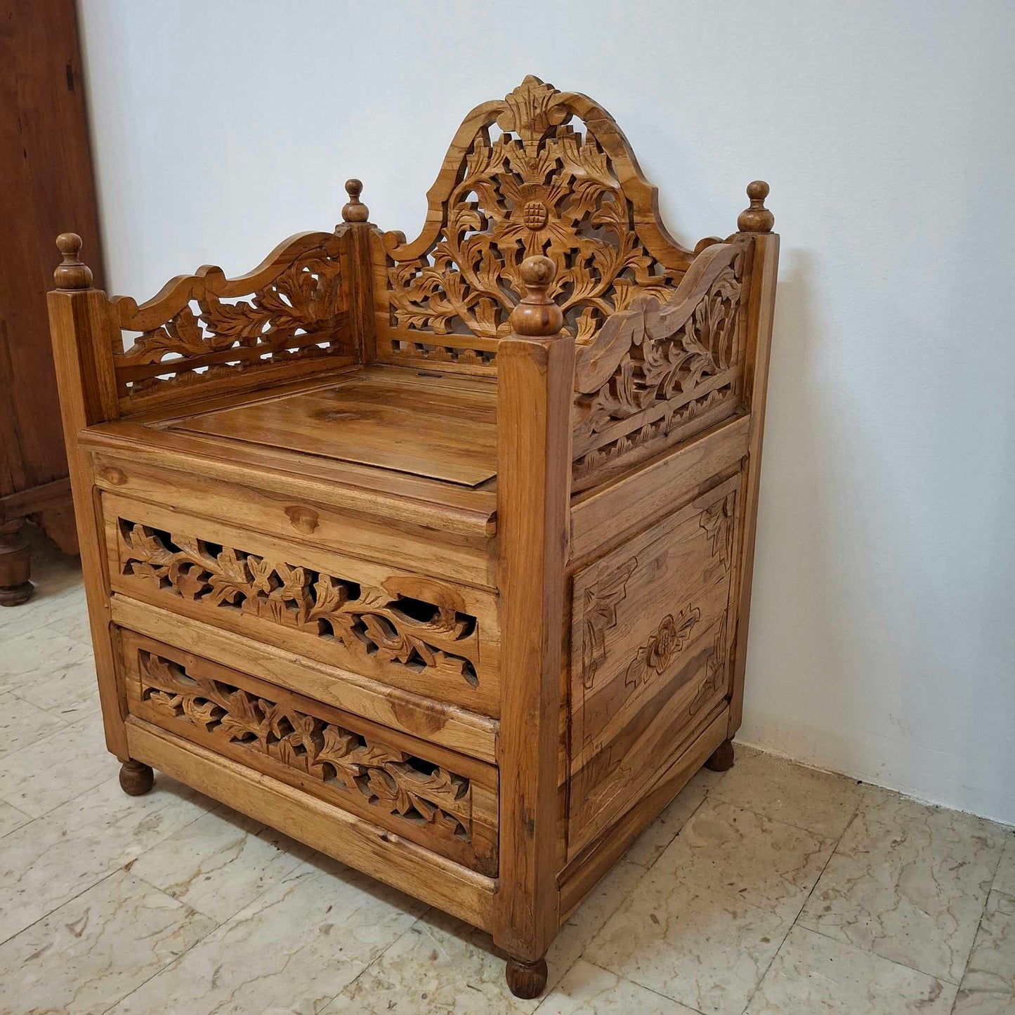 Fauteuil ethnique sculpté en bois de teck