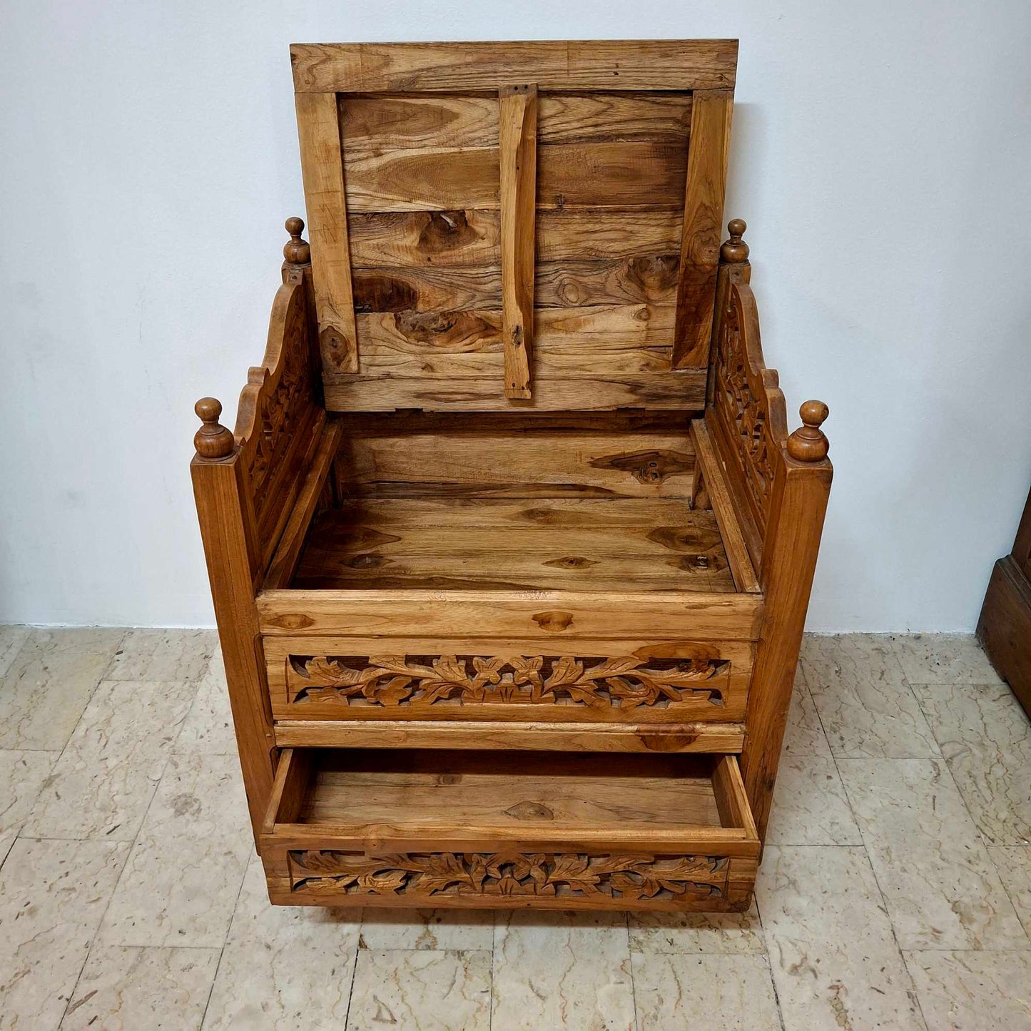 Fauteuil ethnique sculpté en bois de teck