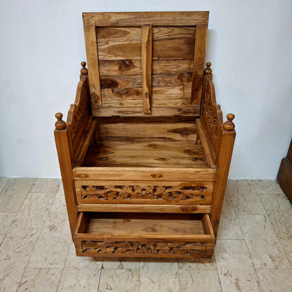 Fauteuil ethnique sculpté en bois de teck
