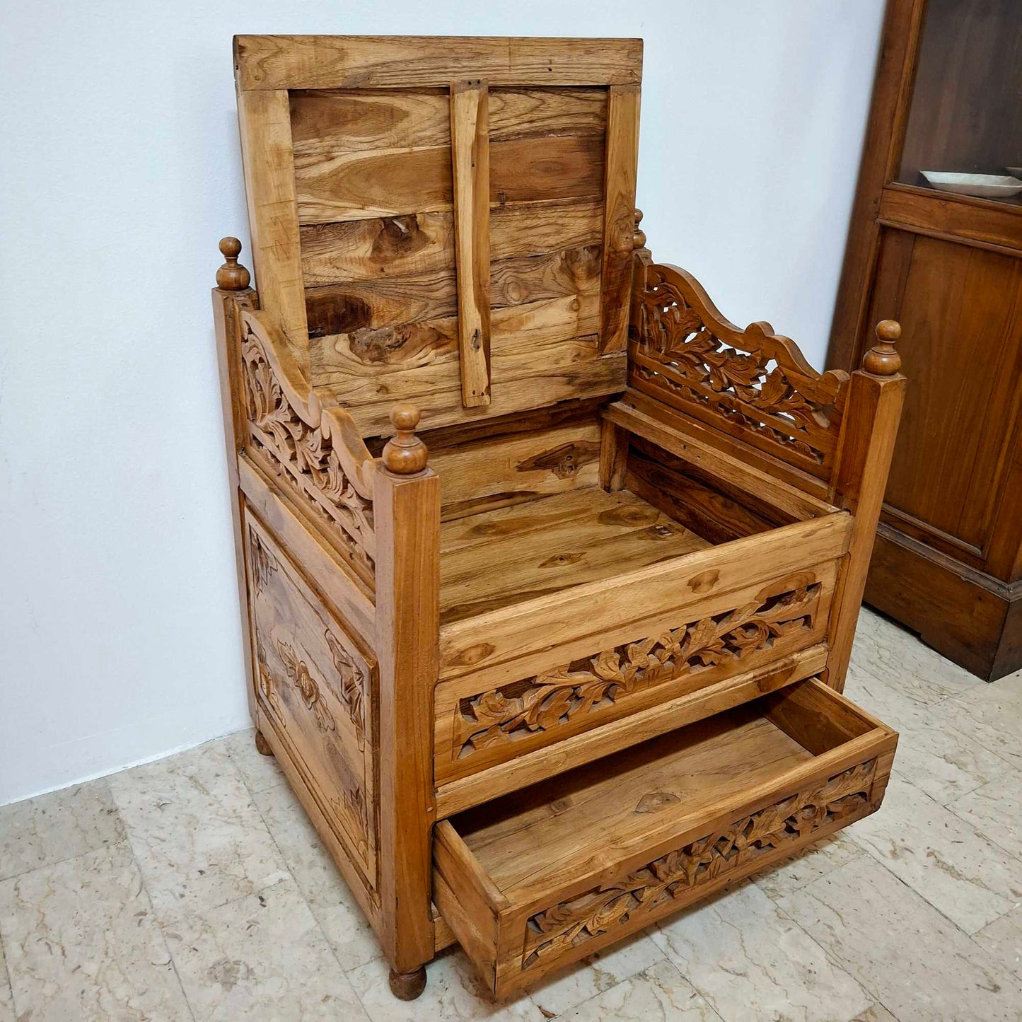 Fauteuil ethnique sculpté en bois de teck