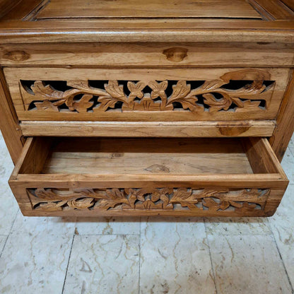 Fauteuil ethnique sculpté en bois de teck