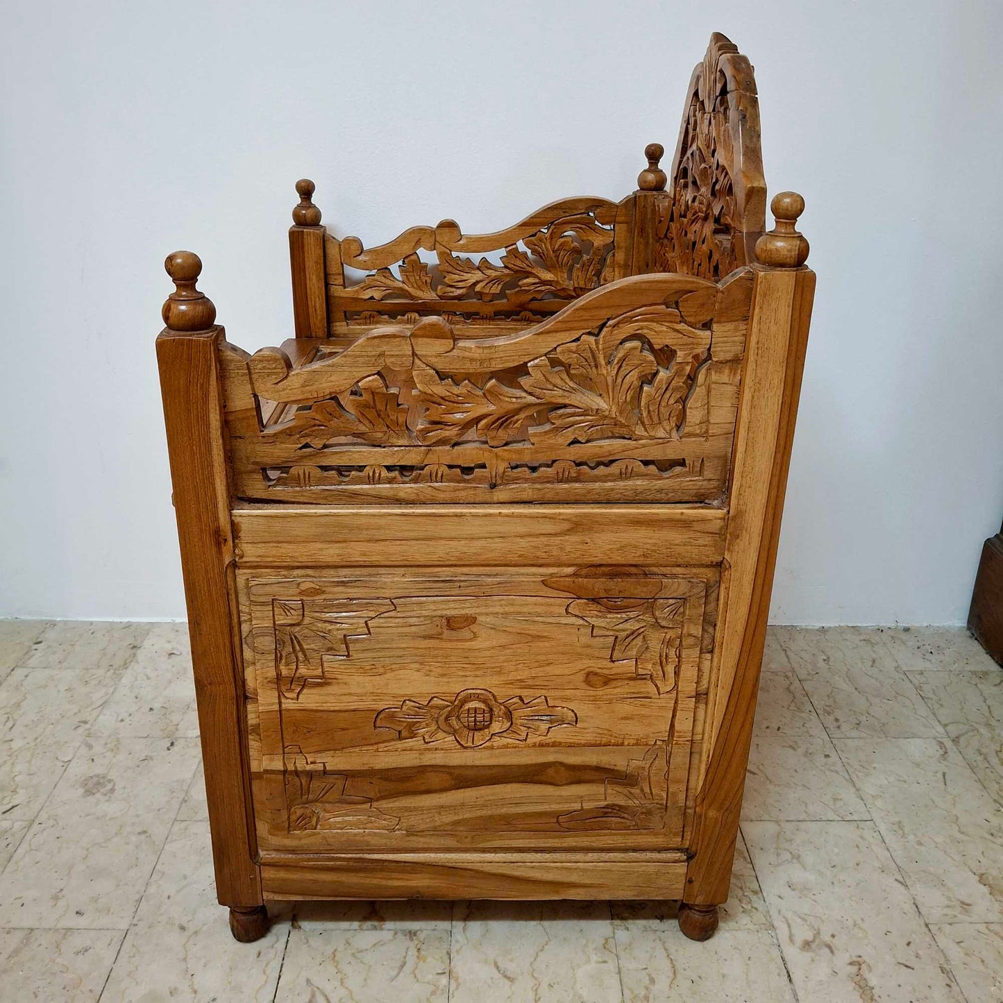 Fauteuil ethnique sculpté en bois de teck