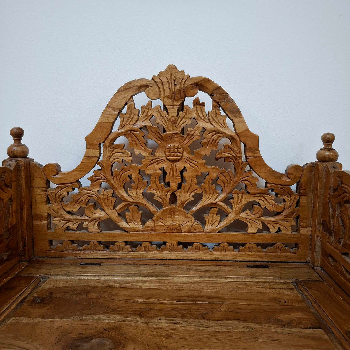 Fauteuil ethnique sculpté en bois de teck