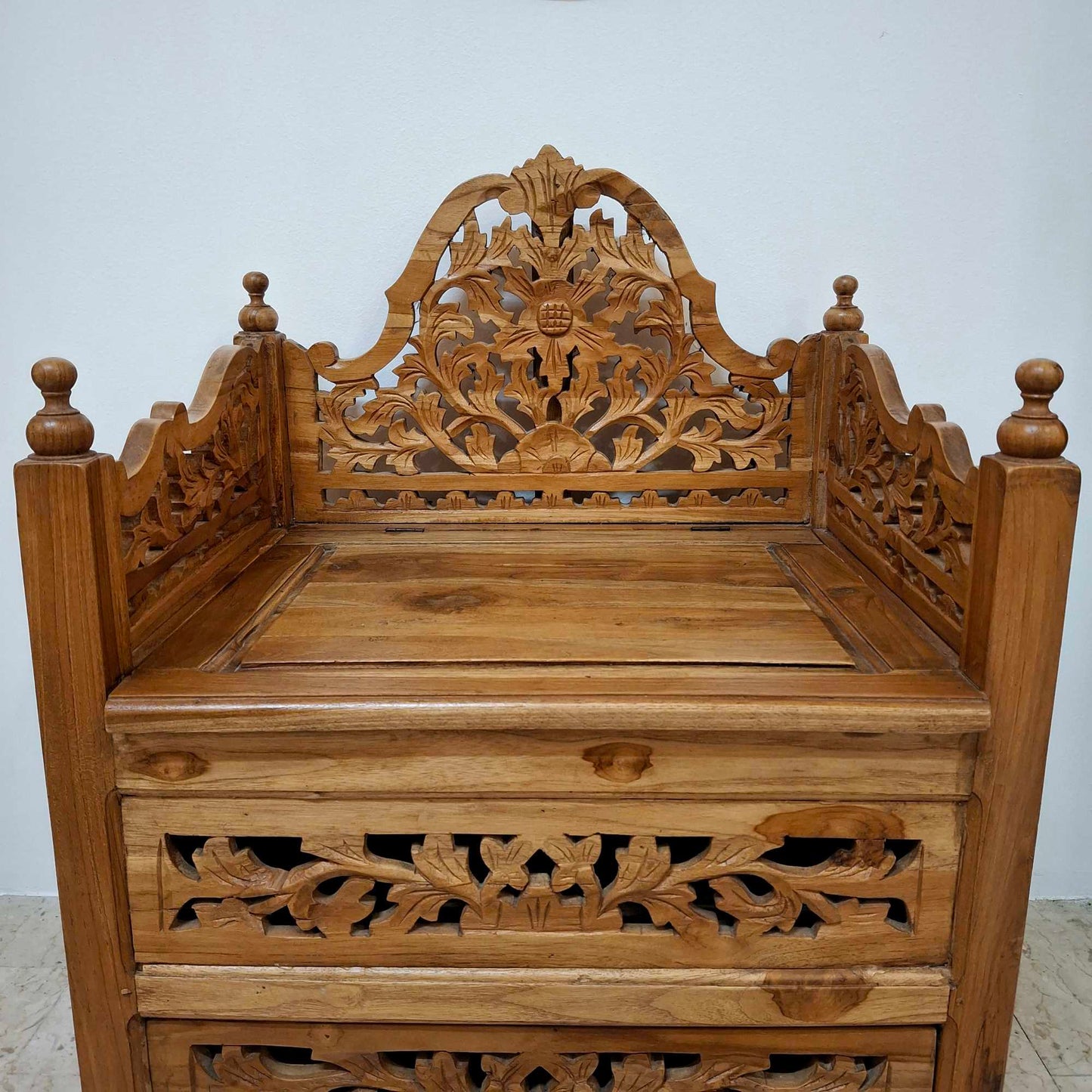 Fauteuil ethnique sculpté en bois de teck