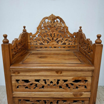 Fauteuil ethnique sculpté en bois de teck
