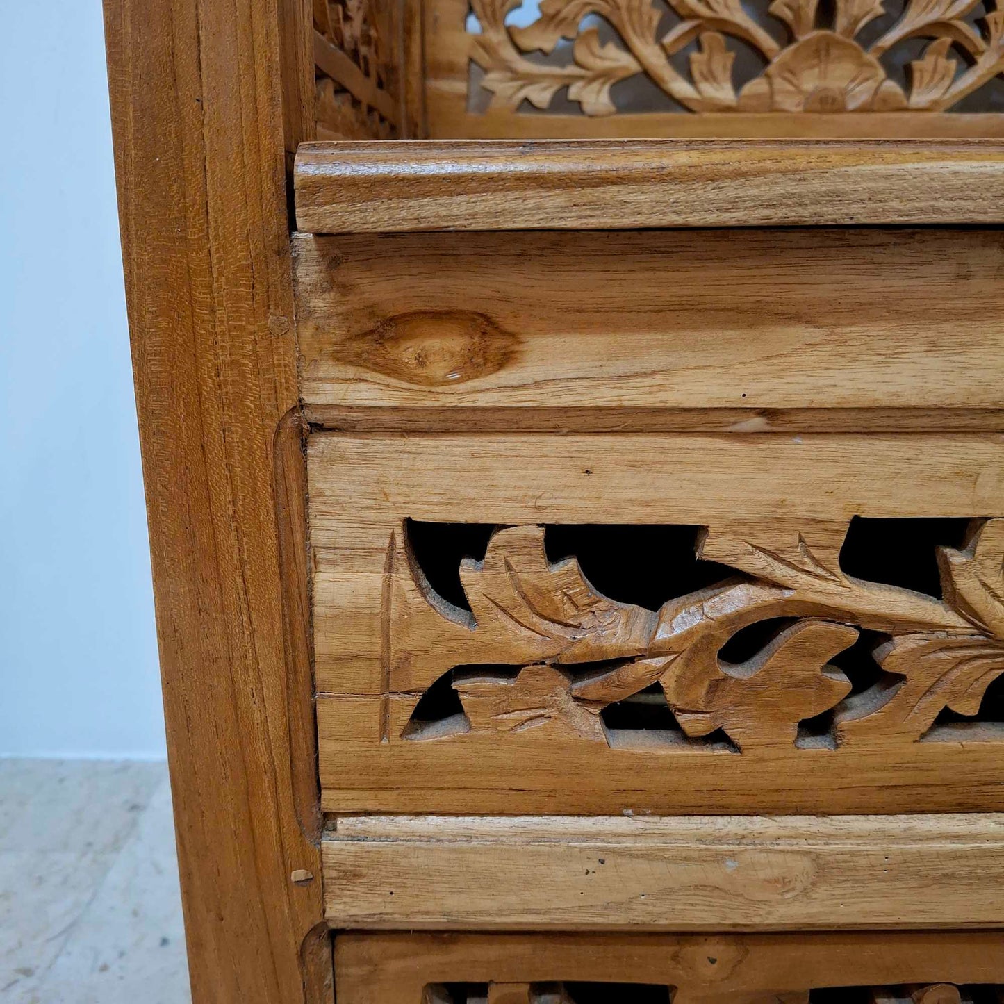 Fauteuil ethnique sculpté en bois de teck