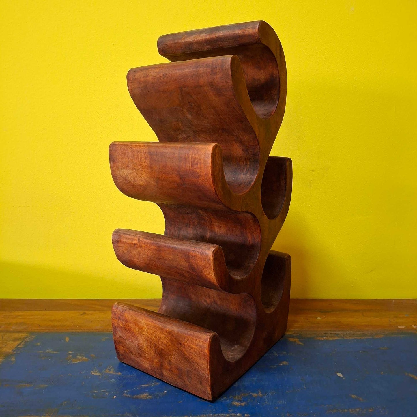 Porte-bouteille en bois de suar sculpté à la main