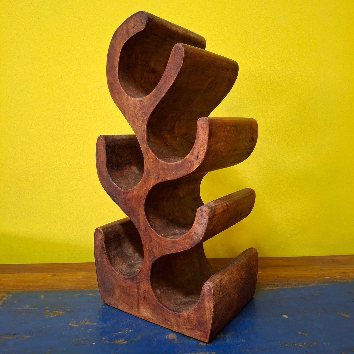 Porte-bouteille en bois de suar sculpté à la main