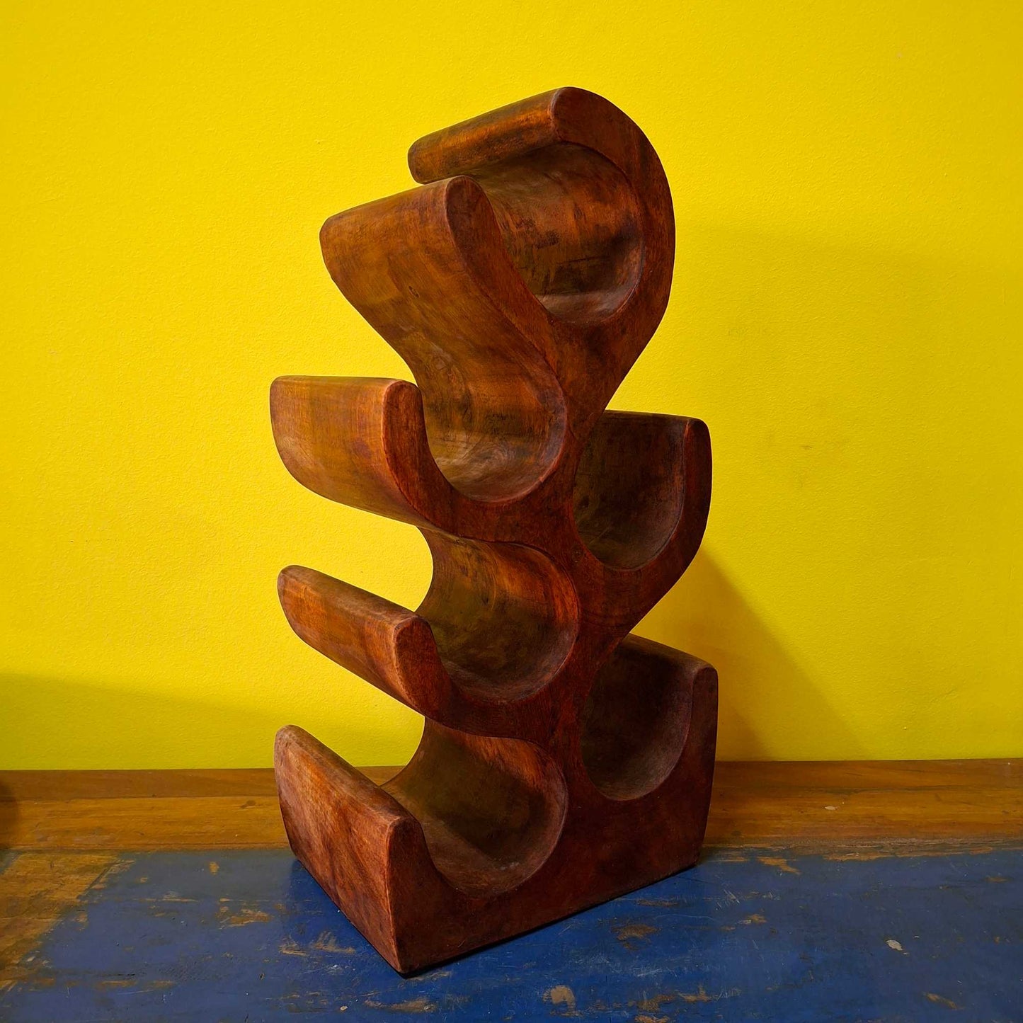 Porte-bouteille en bois de suar sculpté à la main