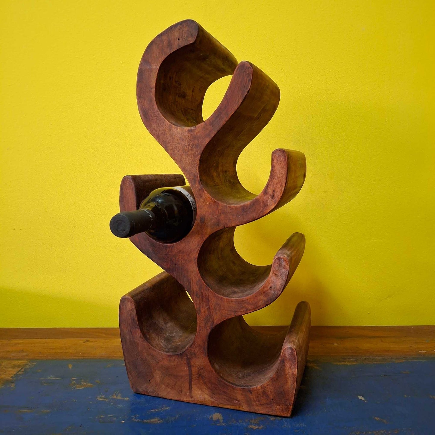 Porte-bouteille en bois de suar sculpté à la main
