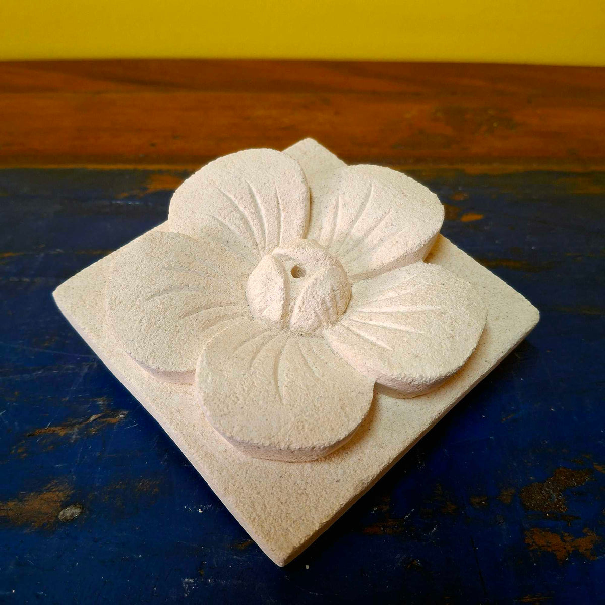 Portaincenso a forma di fiore in pietra viva indonesiana