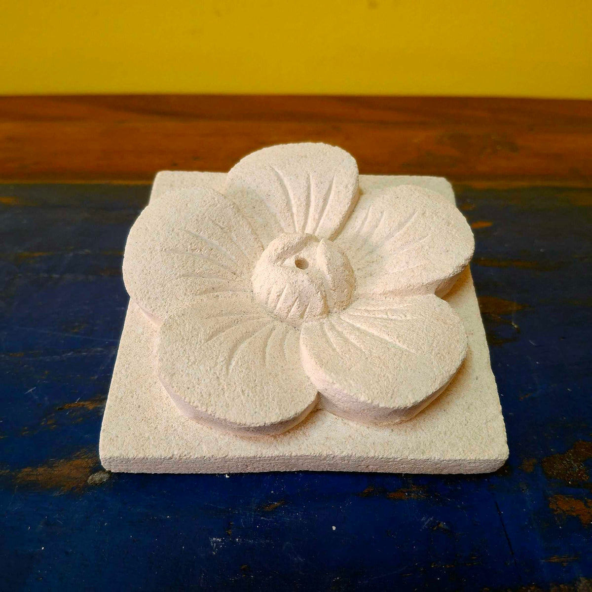 Portaincenso a forma di fiore in pietra viva indonesiana