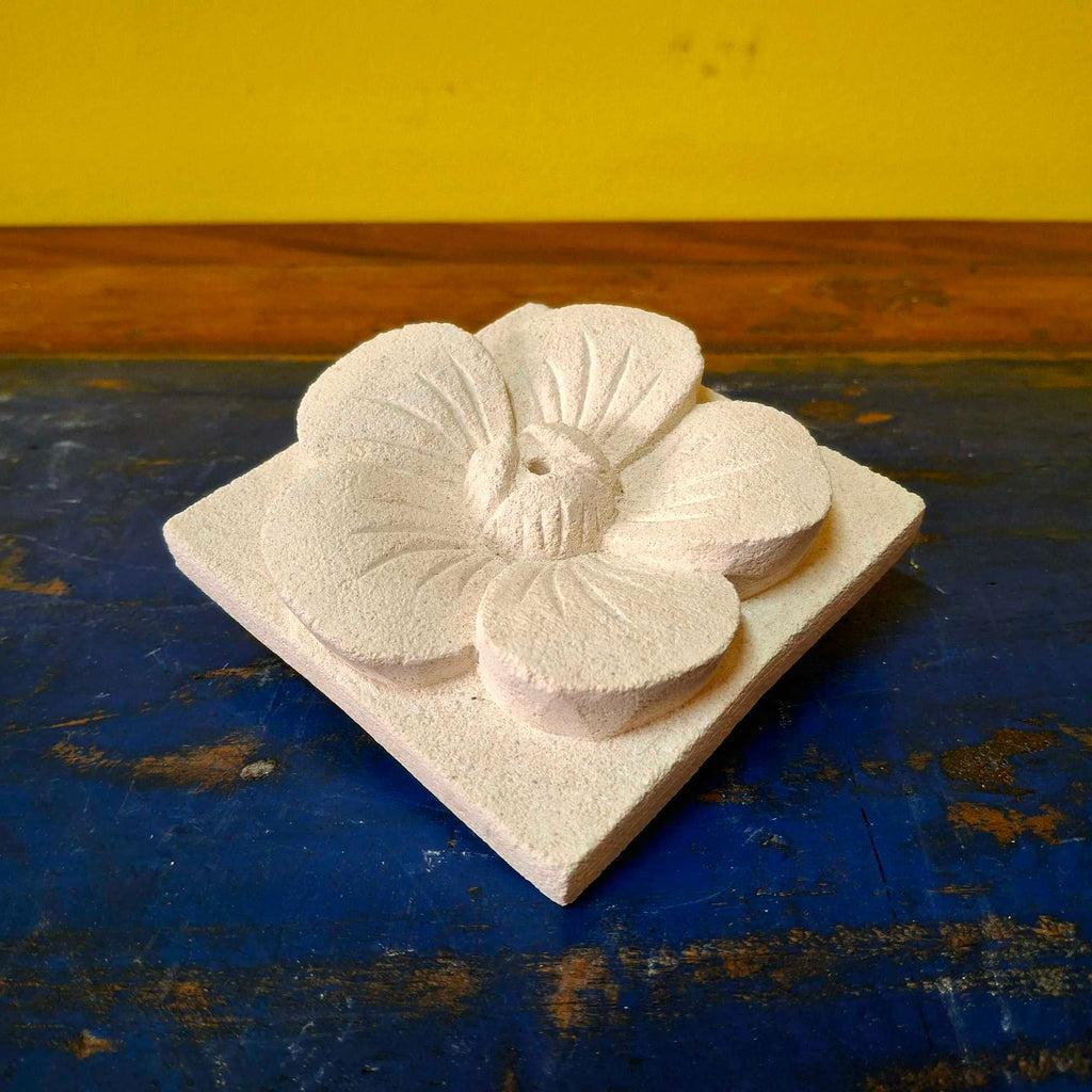 Portaincenso a forma di fiore in pietra viva indonesiana