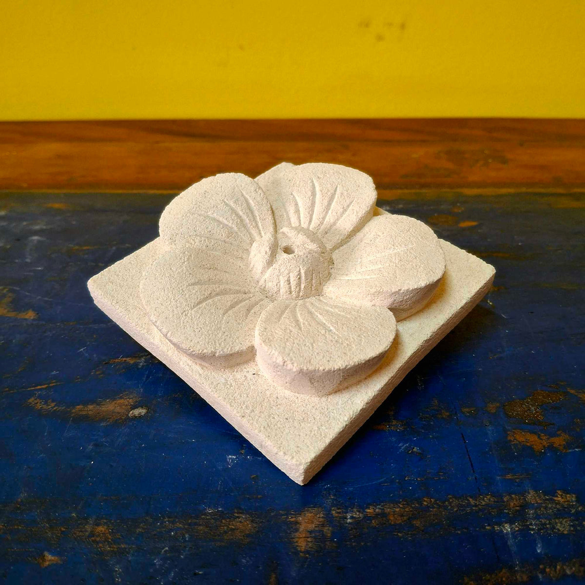 Portaincenso a forma di fiore in pietra viva indonesiana