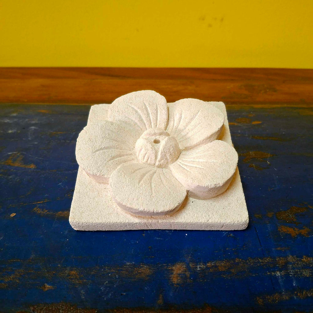 Portaincenso a forma di fiore in pietra viva indonesiana