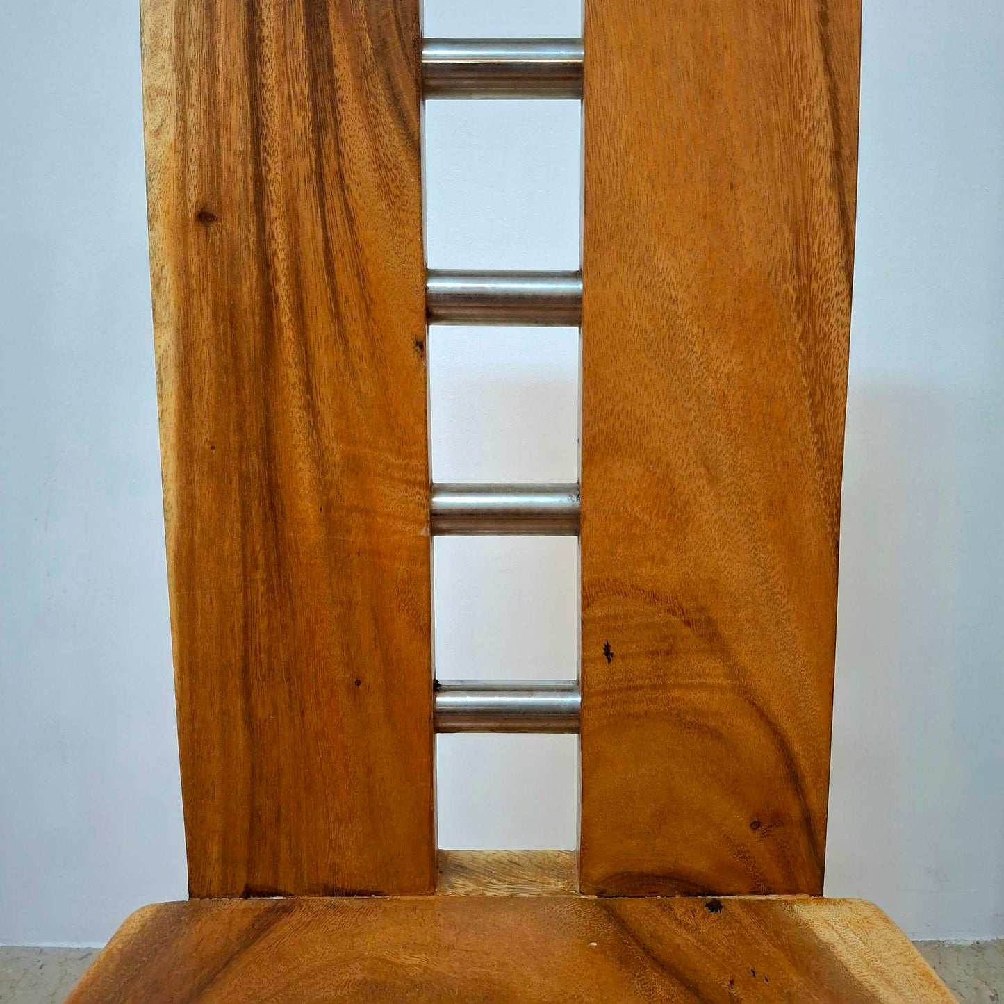 Chair made of a whole slice of solid Suar wood