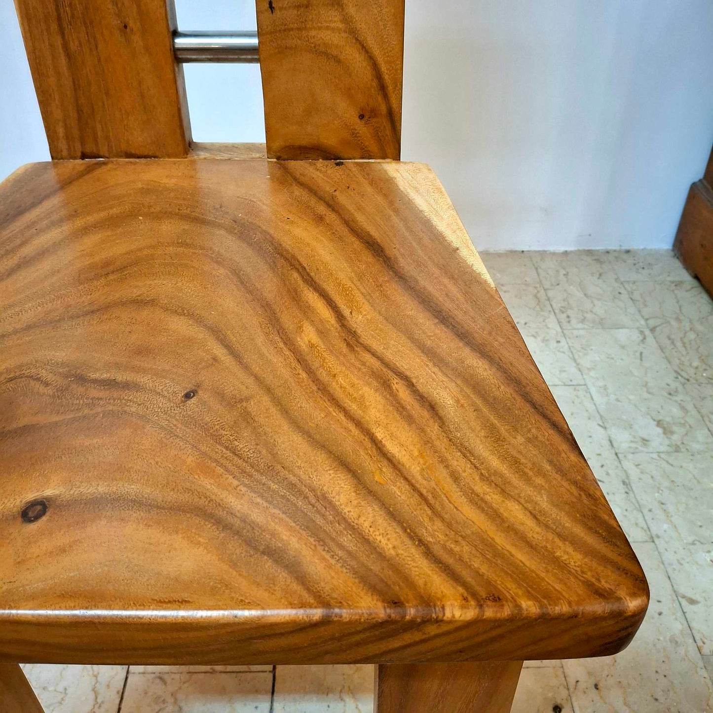 Chair made of a whole slice of solid Suar wood