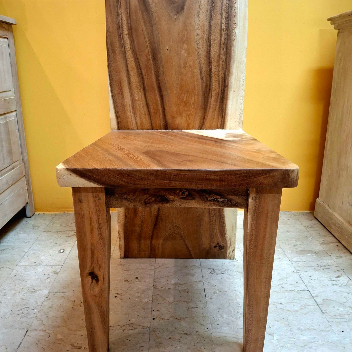 Sedia etnica con schienale alto in fetta intera di legno Suar
