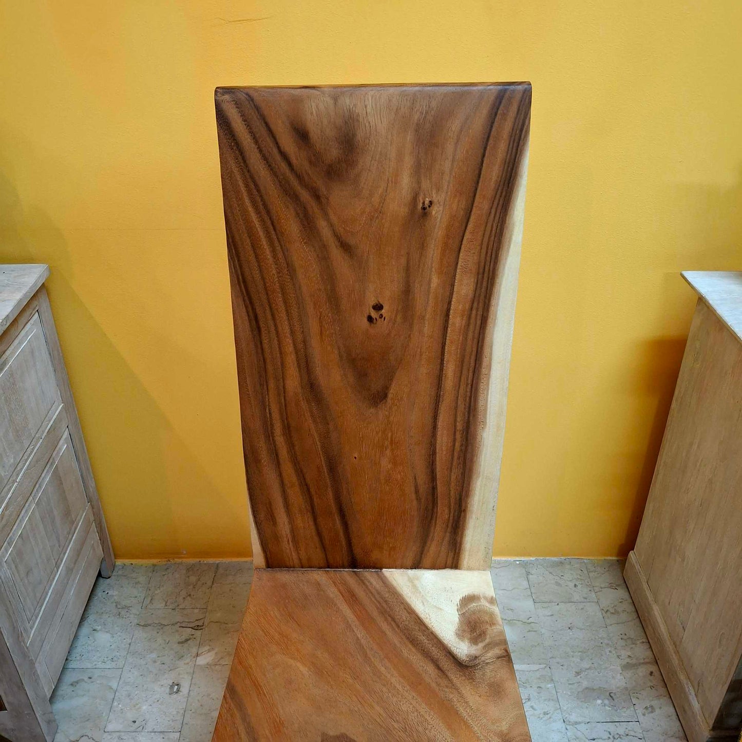 Sedia etnica con schienale alto in fetta intera di legno Suar