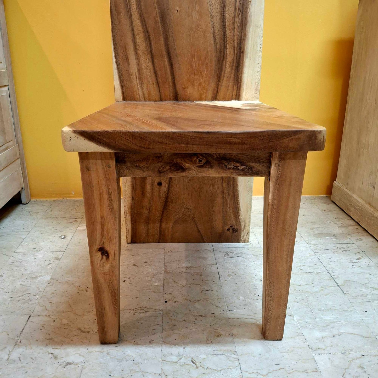 Sedia etnica con schienale alto in fetta intera di legno Suar