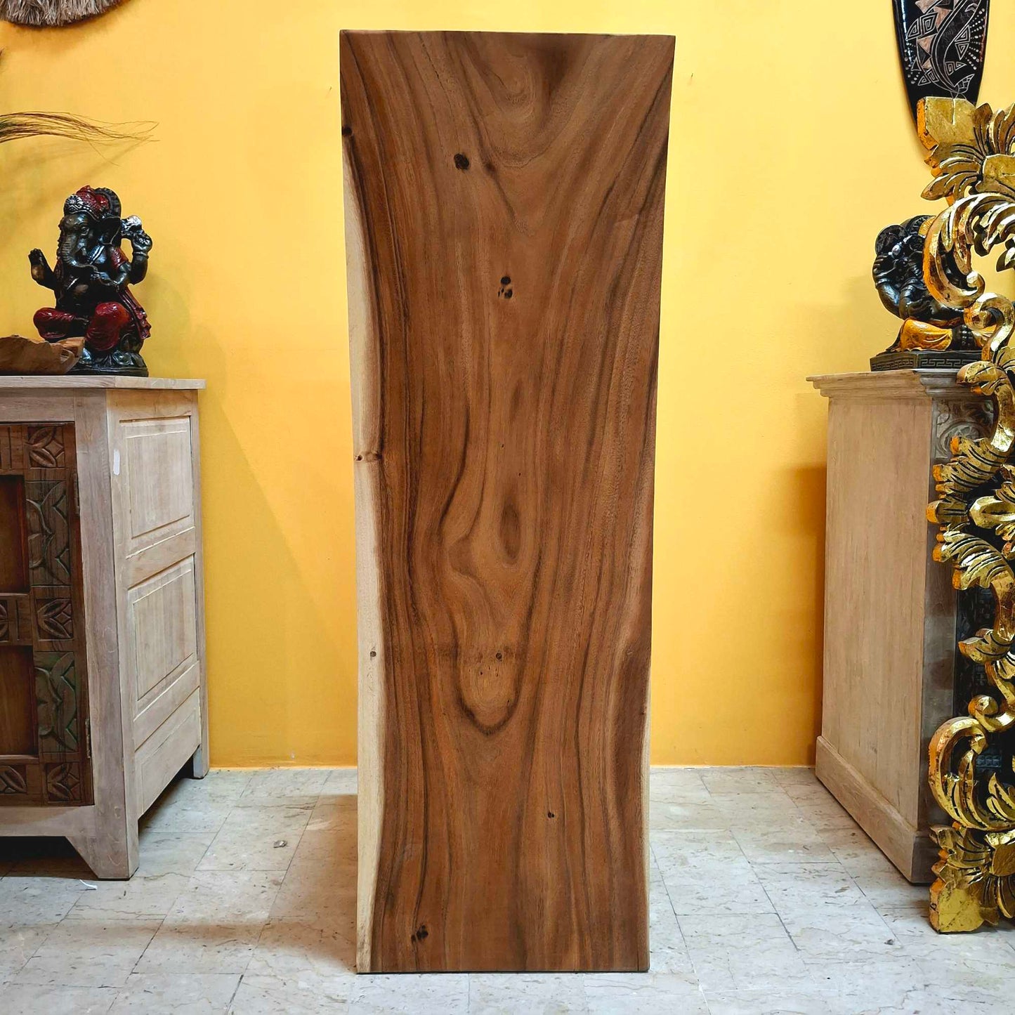 Sedia etnica con schienale alto in fetta intera di legno Suar
