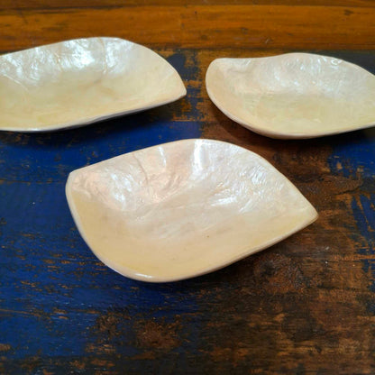 Set of mother-of-pearl leaf plates for appetizers