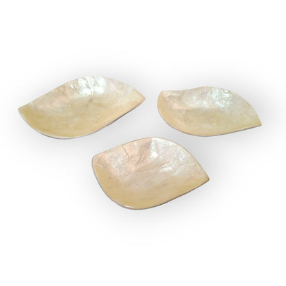 Set of mother-of-pearl leaf plates for appetizers