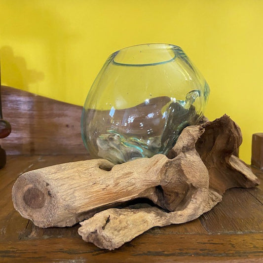 Vase ornemental ethnique en verre avec racine d'orchidée