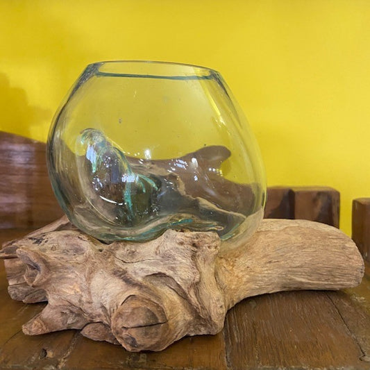 Vase ornemental ethnique en verre avec racine d'orchidée