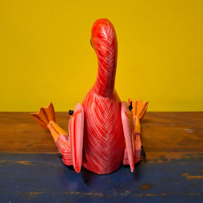 Figurine décorative en bois représentant un flamant rose