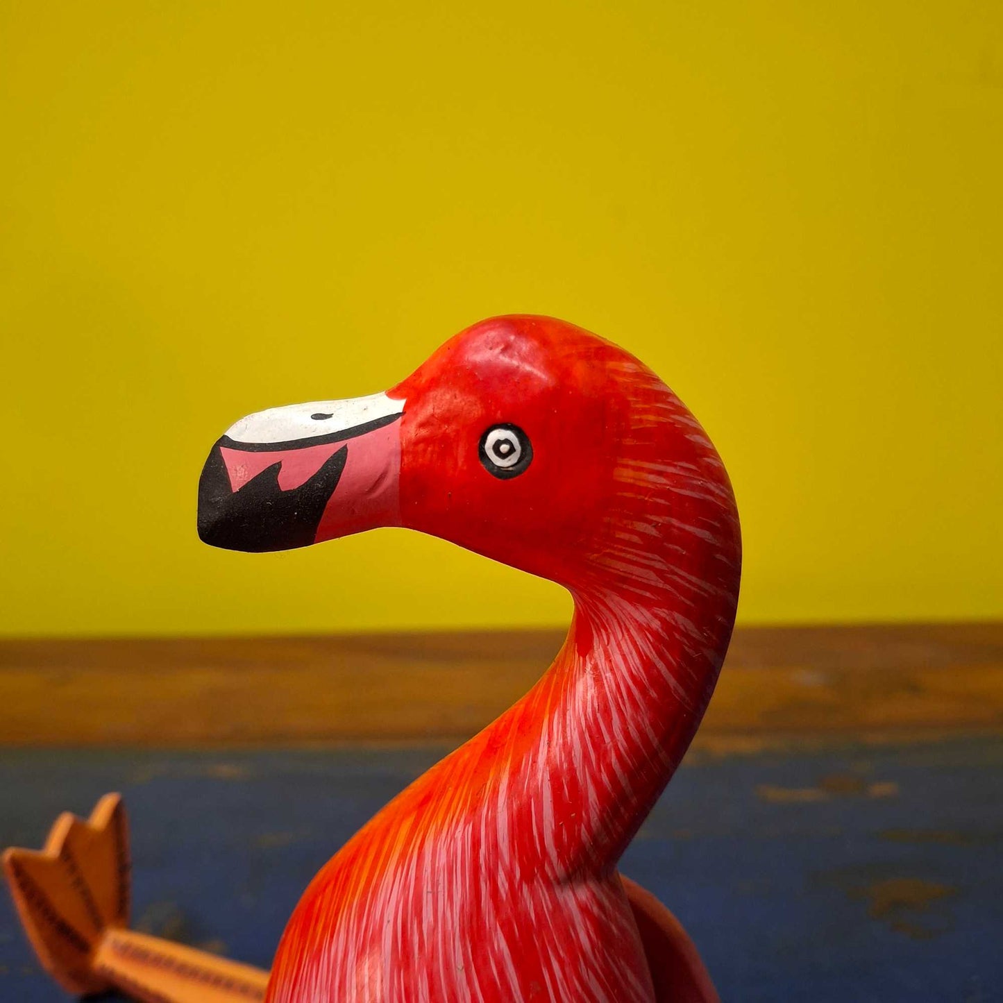 Figurine décorative en bois représentant un flamant rose