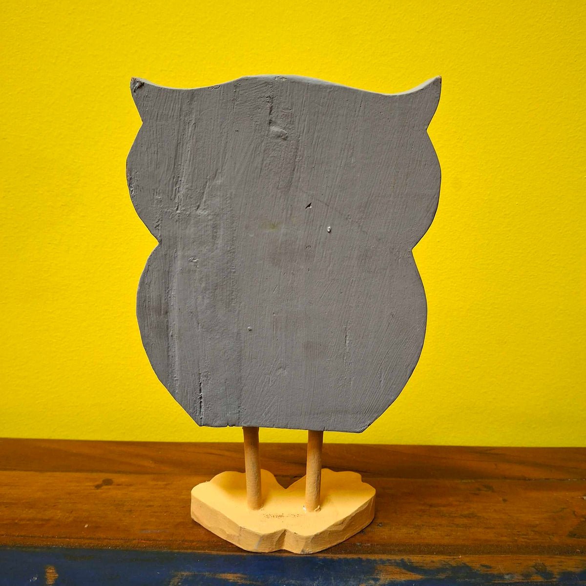 Eulenfigur aus Holz als Dekoration
