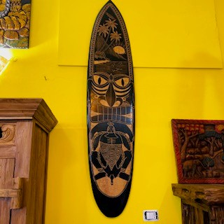 Planche de surf tribale en bois sculpté déco ethnique