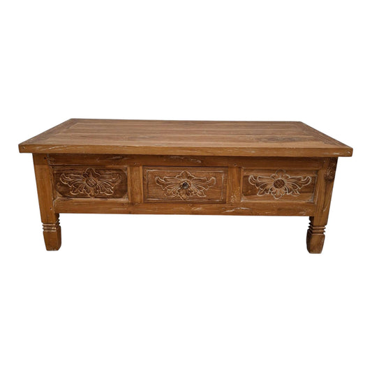 Table basse en bois de teck avec sculptures florales