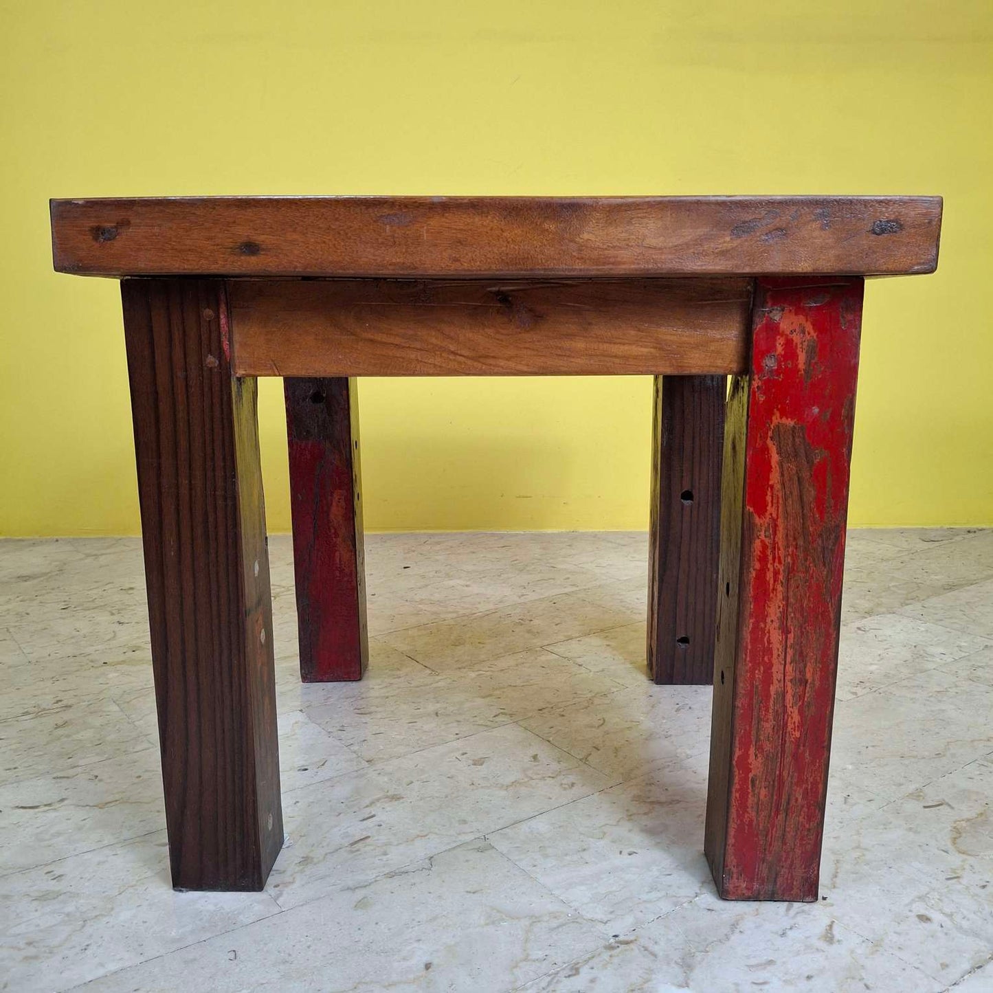 Table carrée ethnique minimaliste avec tabouret coloré