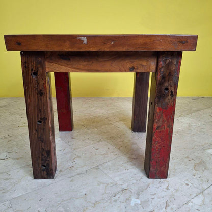 Table carrée ethnique minimaliste avec tabouret coloré