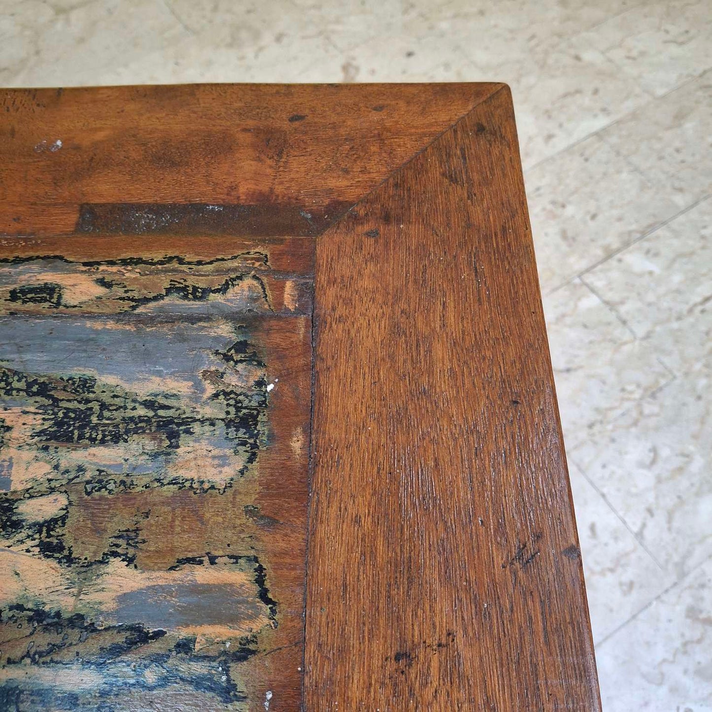 Table carrée ethnique minimaliste avec tabouret coloré