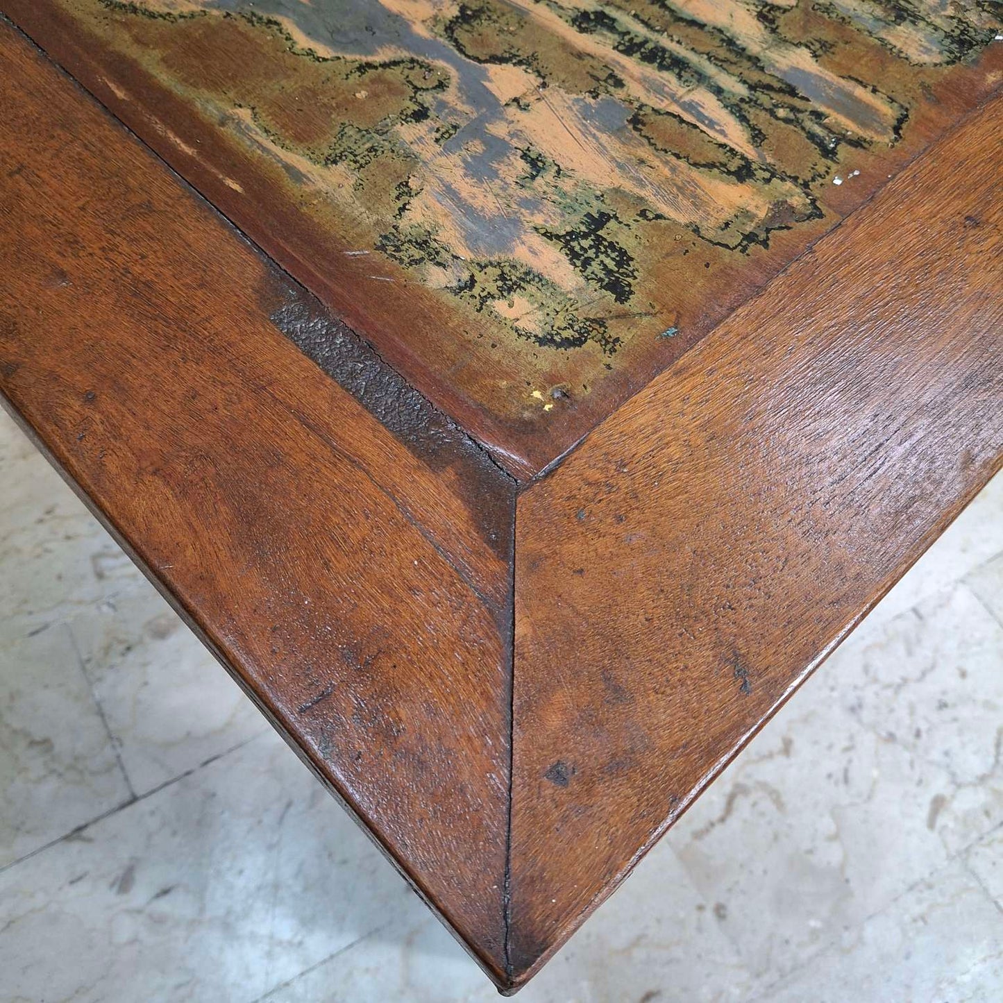 Table carrée ethnique minimaliste avec tabouret coloré