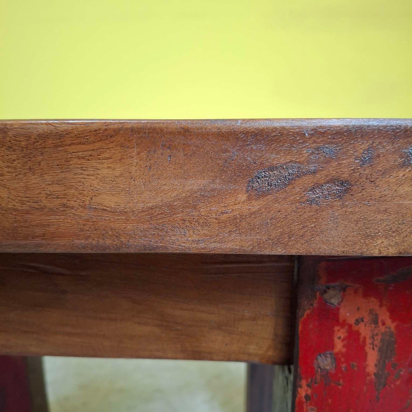 Table carrée ethnique minimaliste avec tabouret coloré
