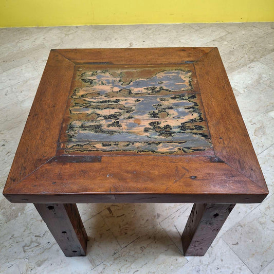 Table carrée ethnique minimaliste avec tabouret coloré