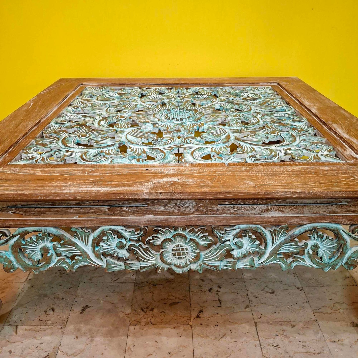 Tavolino etnico da salotto design floreale in legno teak